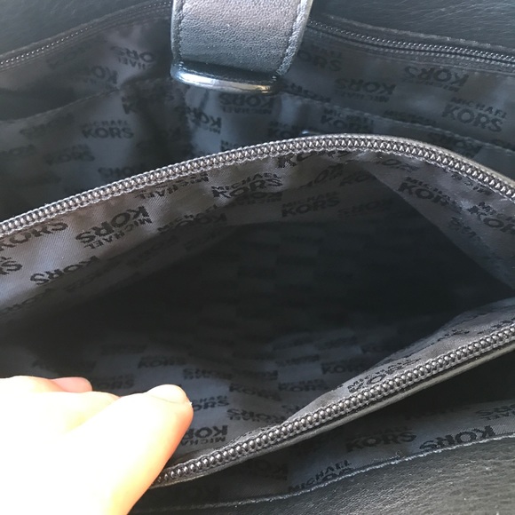 Beautiful Michael Kors Leather Purse - Picture 11 of 12